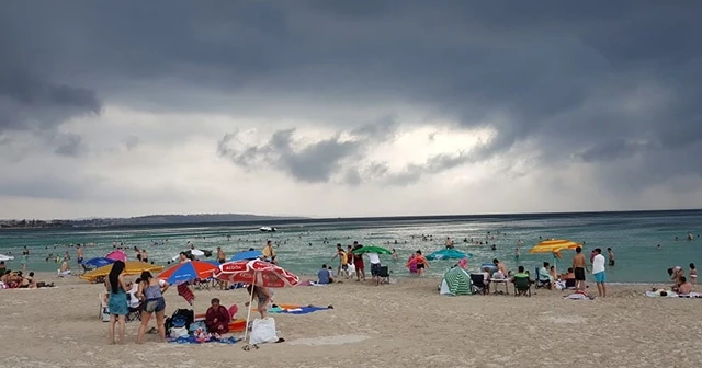 Çeşme plajında fırtına paniği