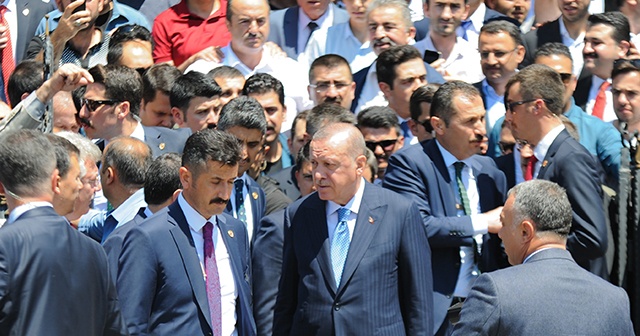 Cumhurbaşkanı Erdoğan’a cuma namazı çıkışında vatandaşlardan yoğun ilgi