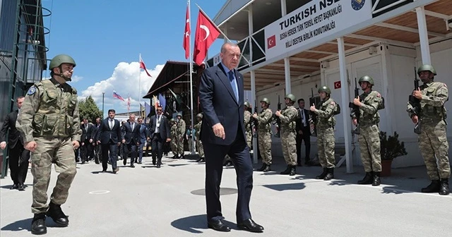 Cumhurbaşkanı Erdoğan ve Bakan Akar, Bosna Hersek&#039;te Mehmetçik&#039;i ziyaret etti