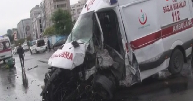 D-100 karayolunda kontrolden çıkan ambulans tabela direğine çarptı, 3 yaralı