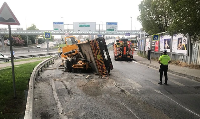 Devrilen vinç trafiği kilitledi