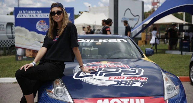 Driftçiler Red Bull Car Park Drift&#039;te asfaltı ağlattı