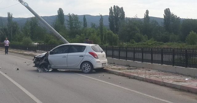 Elektrik direğine çarptı! Hayata tutundu