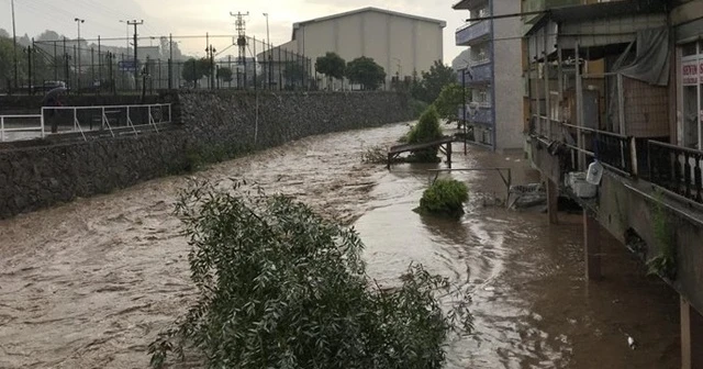 Ereğli’de dere taştı, ev ve iş yerlerini su bastı