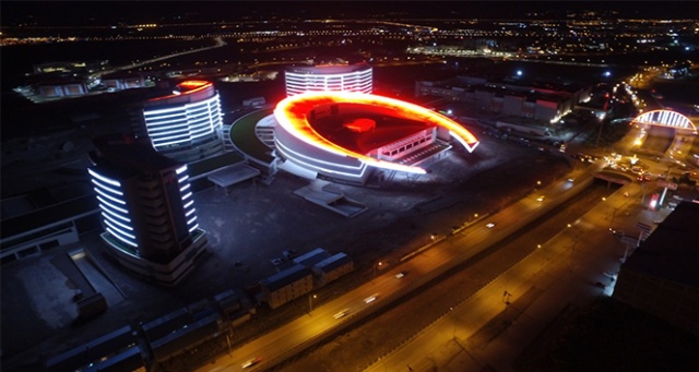 Erzurum Şehir Hastanesi&#039;nin ışıkları 15 Temmuz şehitleri için yandı