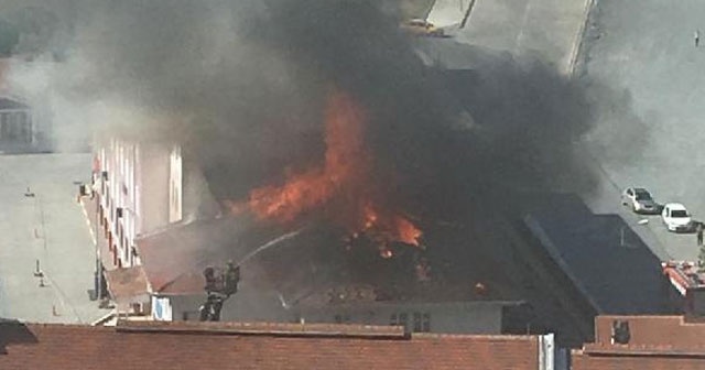 Esenyurt&#039;ta okulun çatısı alev alev yandı