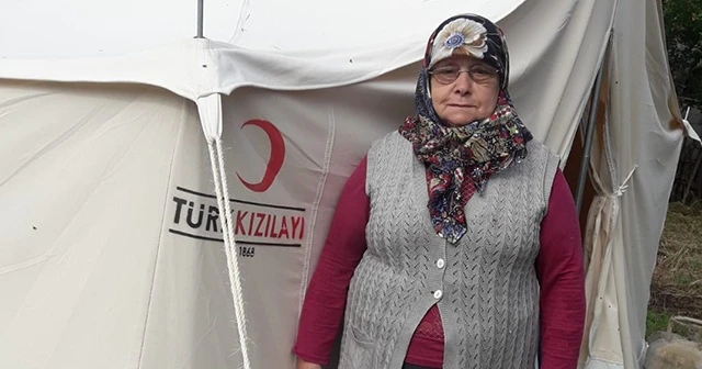 Evi yanan yaşlı kadın yardım bekliyor