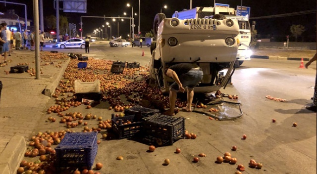 Fethiye&#039;de domates yüklü kamyonet otomobil çarpıştı: 4 yaralı