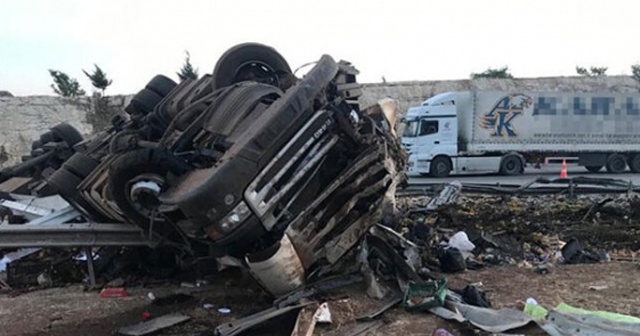 Gaziantep&#039;te limon yüklü TIR devrildi: 3 ölü