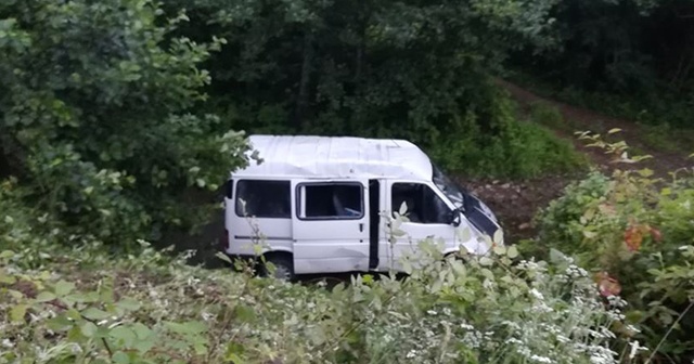 Giresun&#039;da minibüs dereye yuvarlandı: 13 yaralı