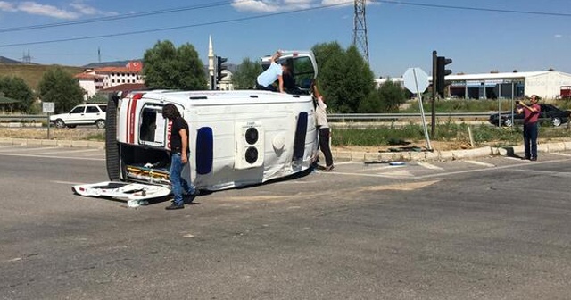 Hasta taşıyan ambulans kaza yaptı: 5 yaralı