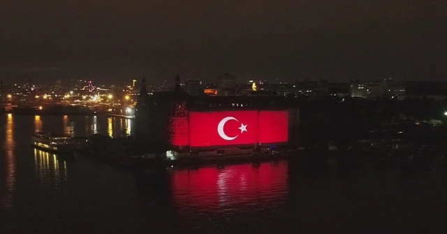Haydarpaşa Garı’na 15 Temmuz şehitlerimizin fotoğrafları yansıtıldı