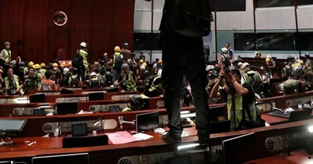 Hong Kong'da göstericiler parlamentoya girdi