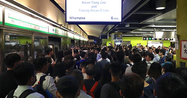 Hong Kong&#039;da protestocular tren istasyonlarını bastı, ulaşım felç oldu