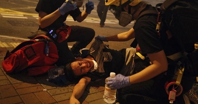 Hong Kong'da protestoculara çete saldırısı: 45 yaralı
