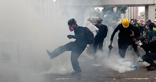 Hong Kong&#039;da protestolara göz yaşartıcı gazla müdahale