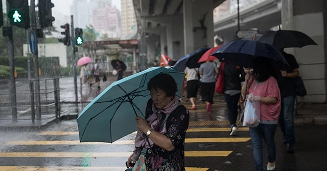 Hong Kong'da tayfun alarmı