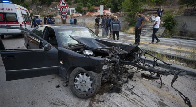 Hurdaya dönen otomobilden burnu bile kanamadan çıktı