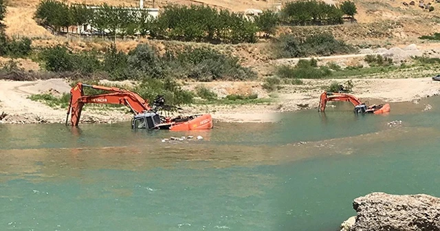 İş makinesi dere yatağında suya gömüldü
