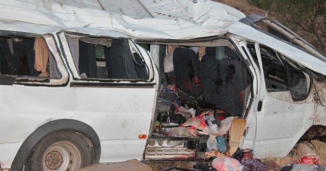 İşçileri taşıyan minibüs devrildi! Çok sayıda yaralı var