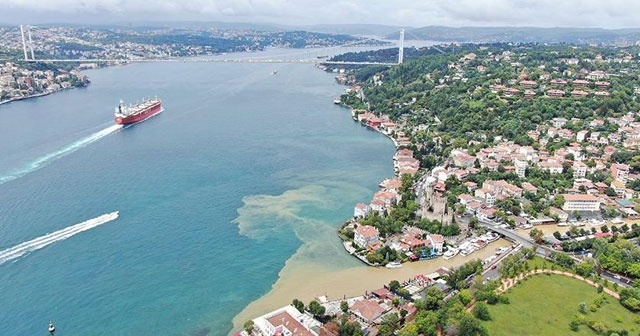 İstanbul Boğazı renk değiştirdi