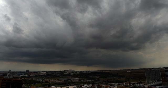 İstanbul’da gökyüzünü kara bulutlar kapladı