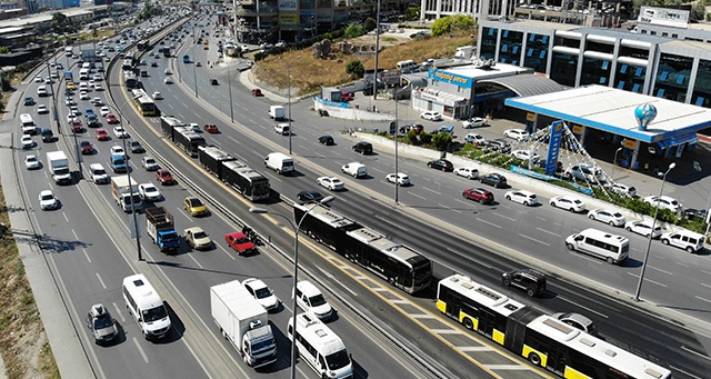 İstanbul&#039;da metrobüs yangını!