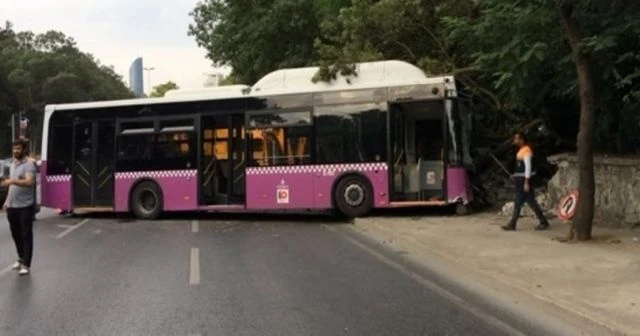 İstanbul'da yolcu otobüsü duvara çarptı