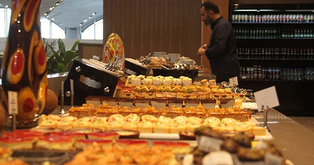 İstanbul Havalimanı’nda yolcuların lahmacun ve sarma keyfi