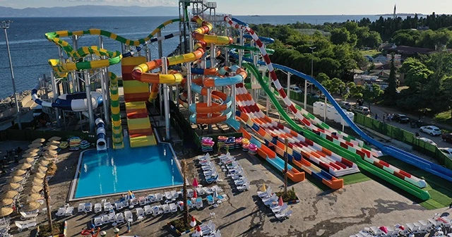 İstanbul'un en büyük su parkı Tuzla'da açıldı