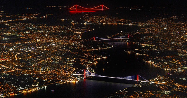 İstanbul’un ışıl ışıl parlayan 3 köprüsü büyüledi