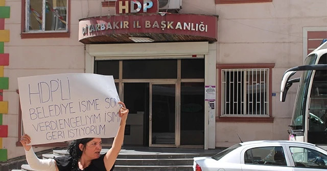 İşten çıkarılan engelli kadın, HDP önünde protesto eylemi yaptı