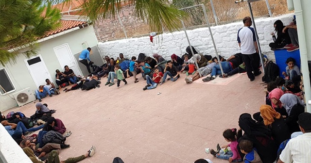 İzmir&#039;de 241 kaçak göçmen yakalandı: 5 gözaltı