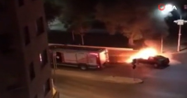 İzmir&#039;de art arda iki araç yangını