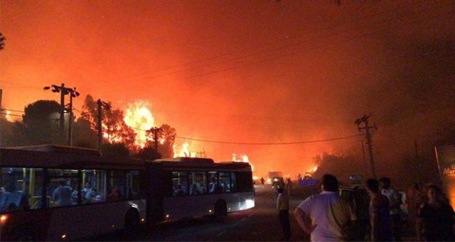 İzmir&#039;de korkutan yangın: Menderes&#039;te 2 otel tahliye edildi