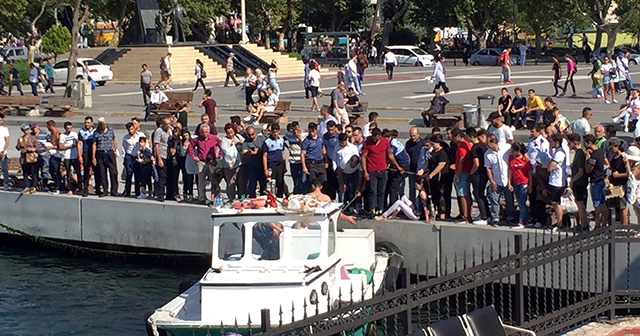 Kadıköy’de denize düşen iki kadın kurtarıldı