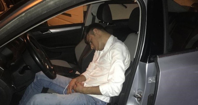 Kağıthane’de kaza yapan alkollü sürücü direksiyon başında uyuya kaldı