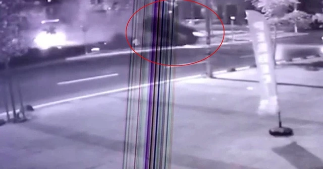 Kaldırıma uçan araç yayaların arasına daldı