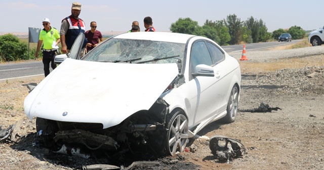 Kamyon, otomobili sıkıştırdı: 1&#039;i ağır 4 yaralı