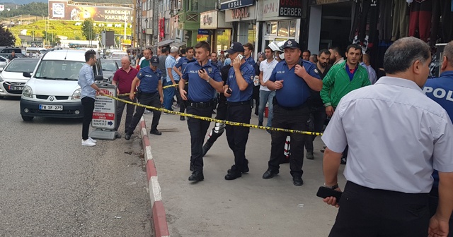 Kavgayı ayırmaya çalışan baba, cadde ortasında silahla vuruldu