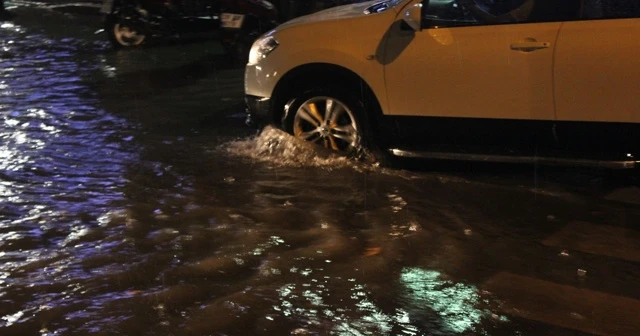 Kırklareli'de yağmur sokakları göle çevirdi