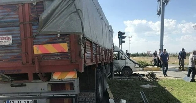 Konya'da minibüs ile kamyon çarpıştı: 13 yaralı