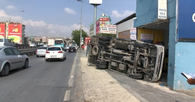 Küçükçekmece'de yan yatan kamyonet kaportacı dükkanına girdi