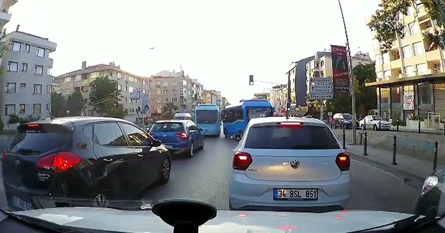 Maltepe’de minibüsçülerin yolcu kapma yarışı kamerada