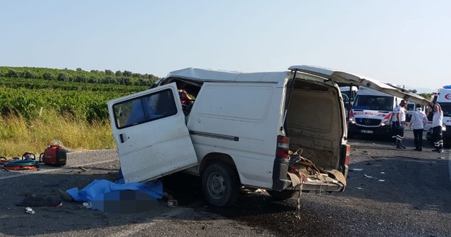 Manisa&#039;da otobüsle minibüs çarpıştı, ölü ve yaralılar var