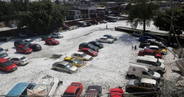 Meksika&#039;da dolu fırtınası! Şehir buzla kaplandı