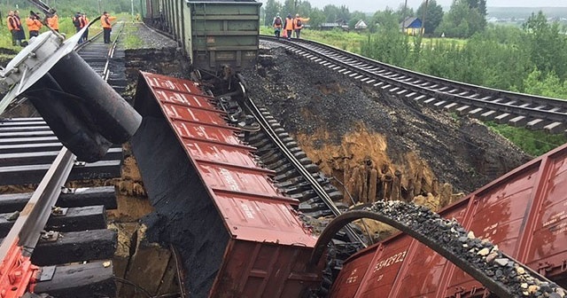 Menfez çöktü, yük treni raydan çıktı