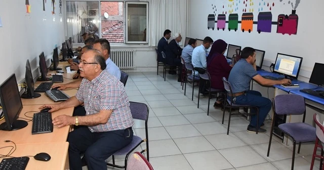 Muhtarlar kursta bilgisayar öğreniyor