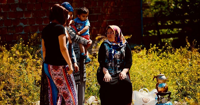 Müteahhidi boş arsada &#039;çay demleyerek&#039; protesto ediyor