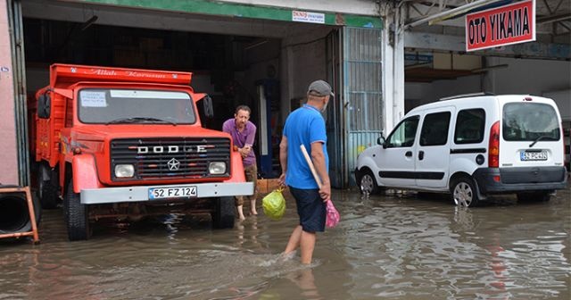 Ordu&#039;da sağanak yağış hayatı olumsuz etkiledi